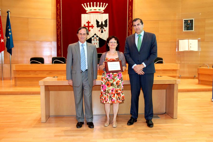 Reconocimiento a Profesores Jubilados - Las autoridades con una profesora homenajeada.