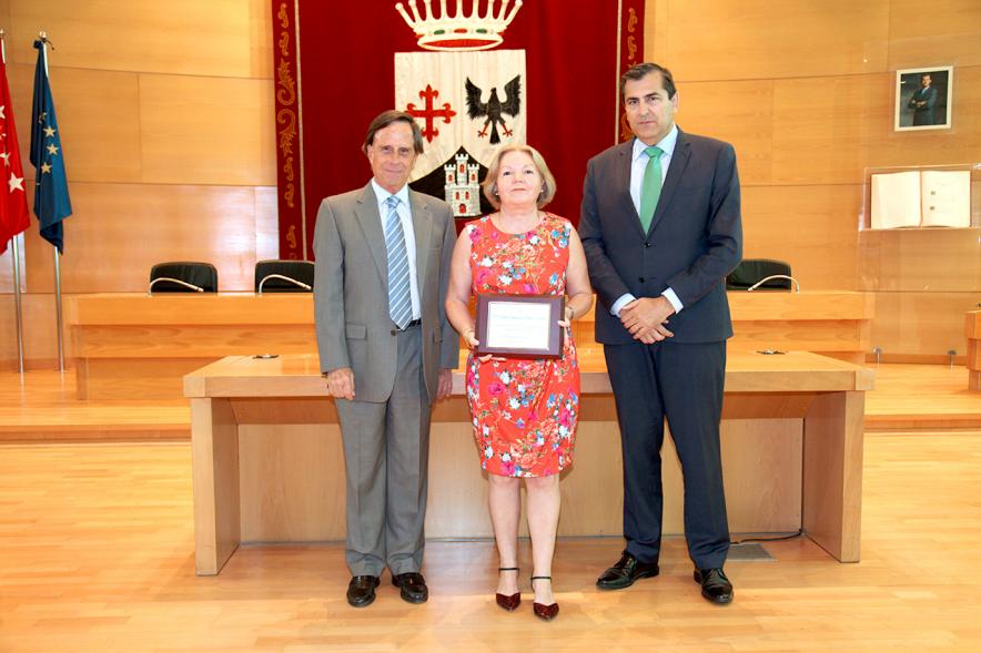 Reconocimiento a Profesores Jubilados - Las autoridades con una profesora homenajeada.
