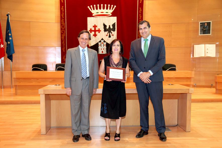 Reconocimiento a Profesores Jubilados - Las autoridades con una profesora homenajeada.