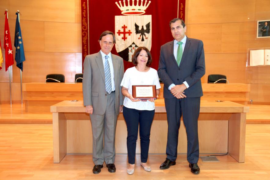 Reconocimiento a Profesores Jubilados - Las autoridades con una profesora homenajeada.