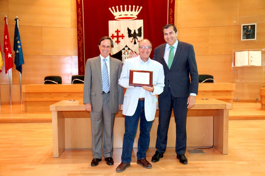Reconocimiento a Profesores Jubilados - Las autoridades con un profesor homenajeado.