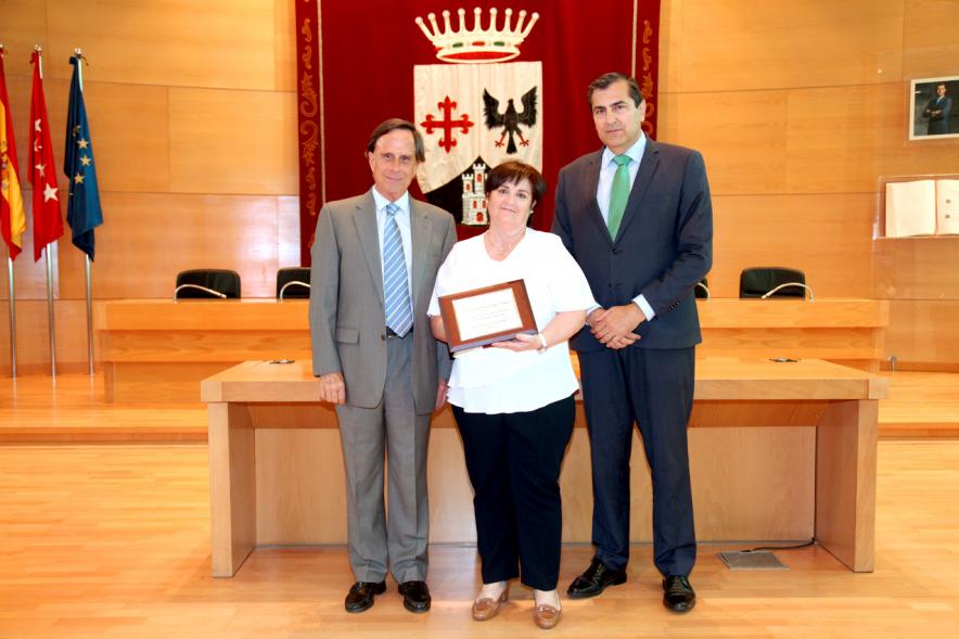 Reconocimiento a Profesores Jubilados - Las autoridades con una profesora homenajeada.