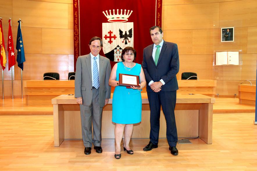 Reconocimiento a Profesores Jubilados - Las autoridades con una profesora homenajeada.