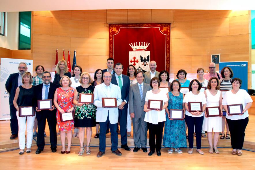 Reconocimiento a Profesores Jubilados - Posado grupal de las autoridades y  los homenajeados.