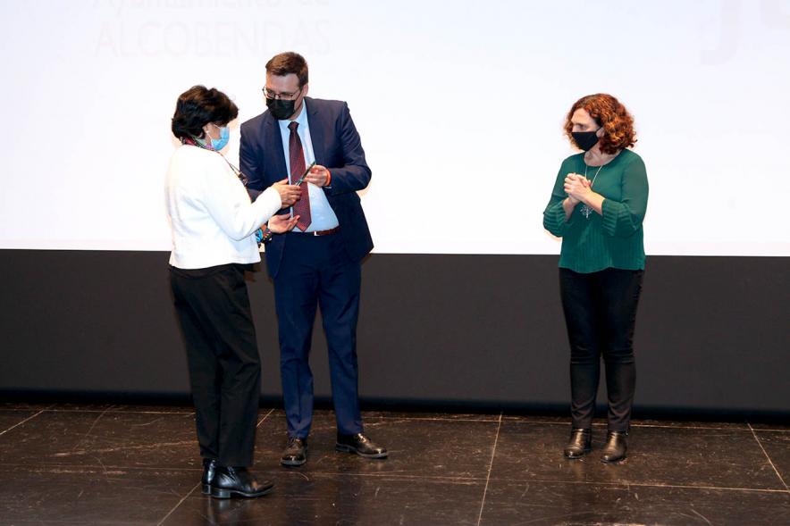  Concejales Ana Soto, Miguel Ángel Arranz y premiado. Jubilación de Profesores - 2020
