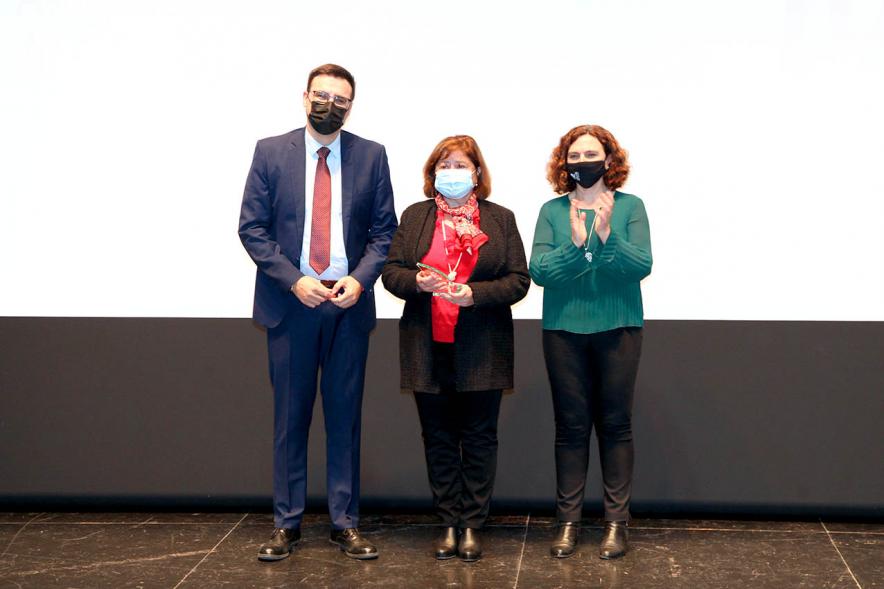 Concejales Ana Soto, Miguel Ángel Arranz y premiado. Jubilación de Profesores - 2020