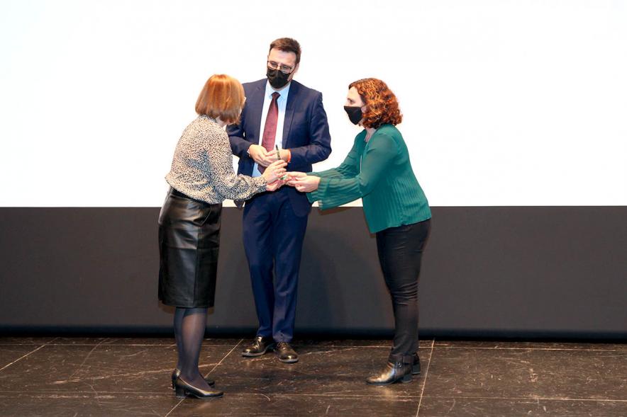 Concejales Ana Soto, Miguel Ángel Arranz y premiado. Jubilación de Profesores - 2020