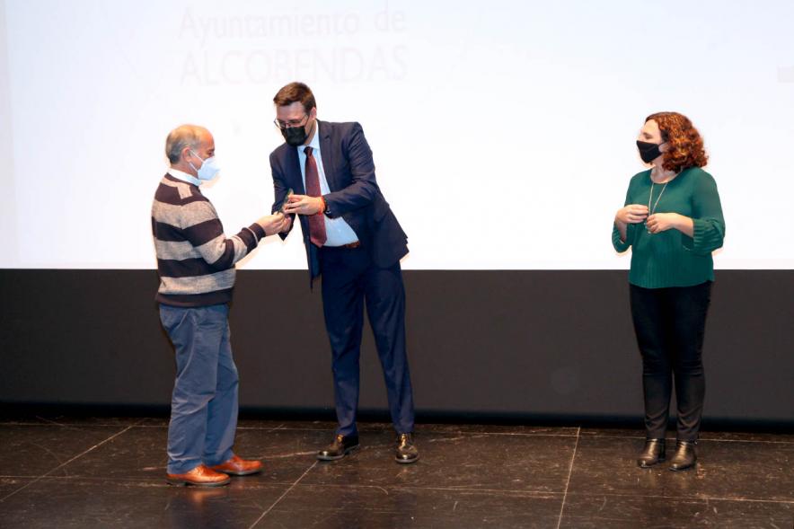 Concejales Ana Soto, Miguel Ángel Arranz y premiado. Jubilación de Profesores - 2020