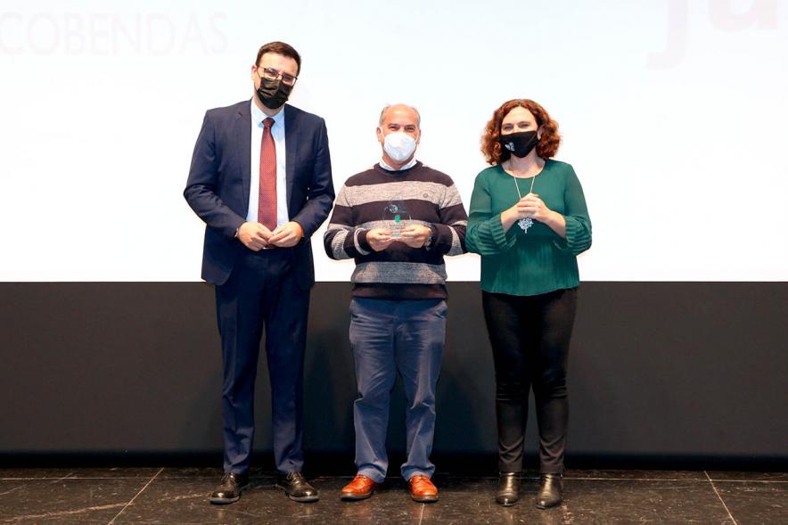 Concejales Ana Soto, Miguel Ángel Arranz y premiado. Jubilación de Profesores - 2020