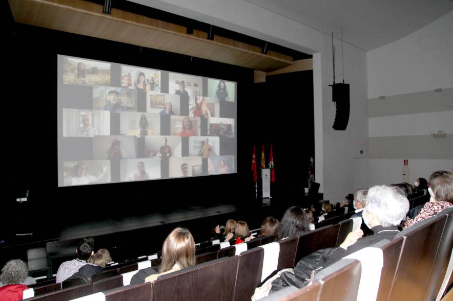 Vista general del evento durante una filmación. Jubilación de Profesores – 2020