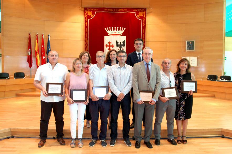 Representantes del consistorio con  galardonados. 