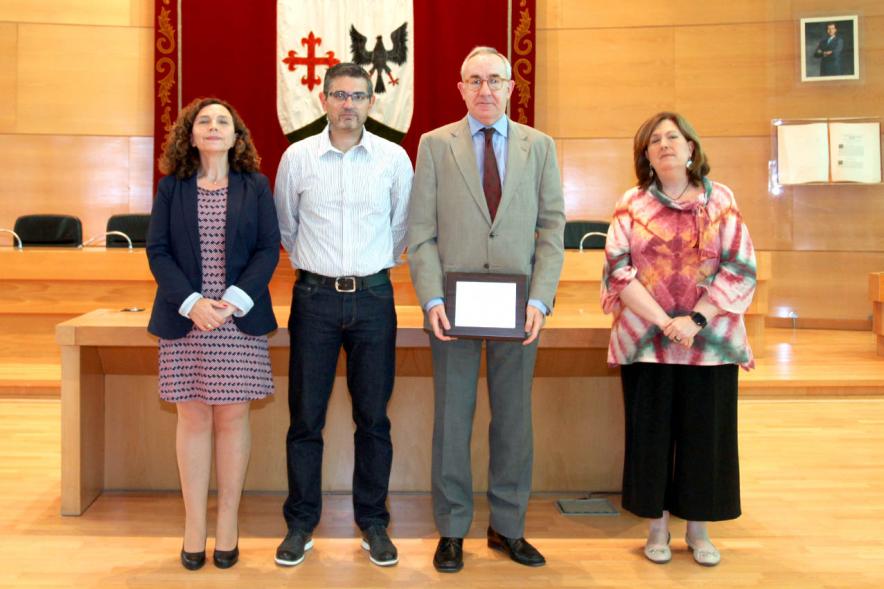  Alcalde Rafael Sánchez  Concejalas Rosario Tamayo, Lorenzo Ana Sotos y galardonado. 