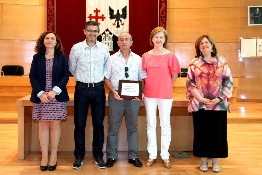 Representantes del consistorio con  galardonado. 