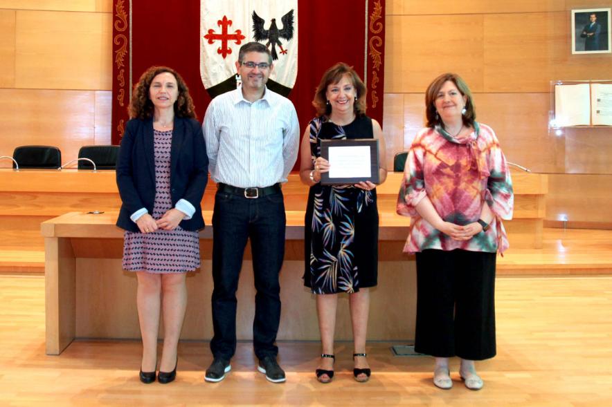  Alcalde Rafael Sánchez  Concejalas Rosario Tamayo, Lorenzo Ana Sotos y galardonado. 