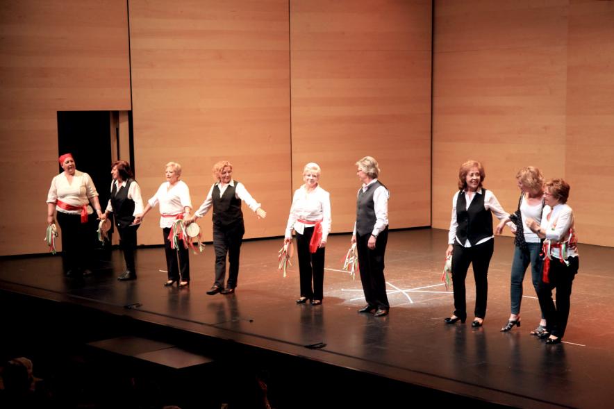 Semana del Mayor 2016 - Presentación del Programa del Mayor 2016-17 - Actuación grupo de mayores en el escenario.