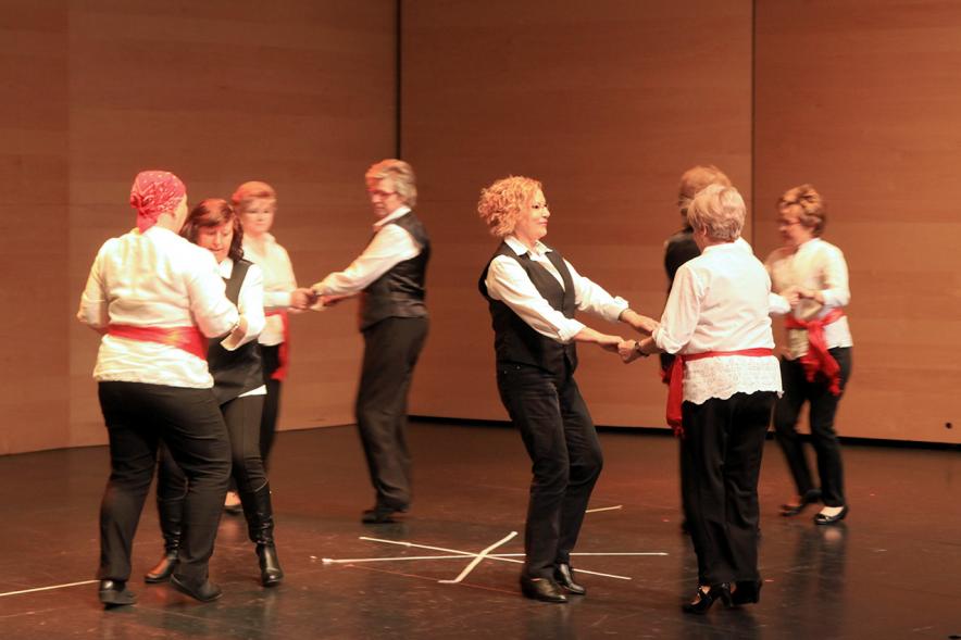 Semana del Mayor 2016 - Presentación del Programa del Mayor 2016-17 - Actuación grupo de mayores en el escenario.