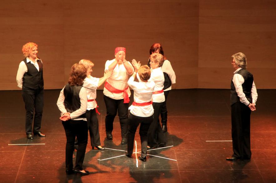 Semana del Mayor 2016 - Presentación del Programa del Mayor 2016-17 - Actuación grupo de mayores en el escenario.