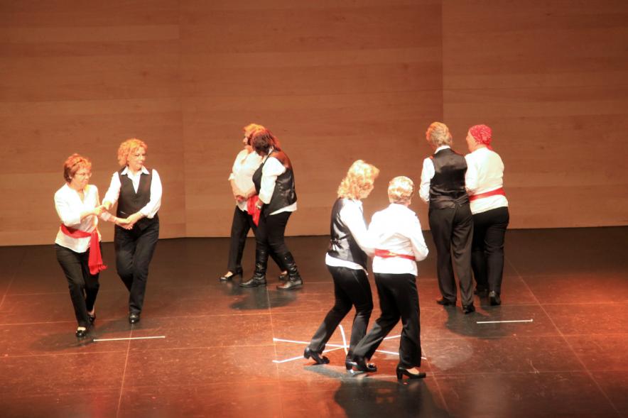 Semana del Mayor 2016 - Presentación del Programa del Mayor 2016-17 - Actuación grupo de mayores en el escenario.
