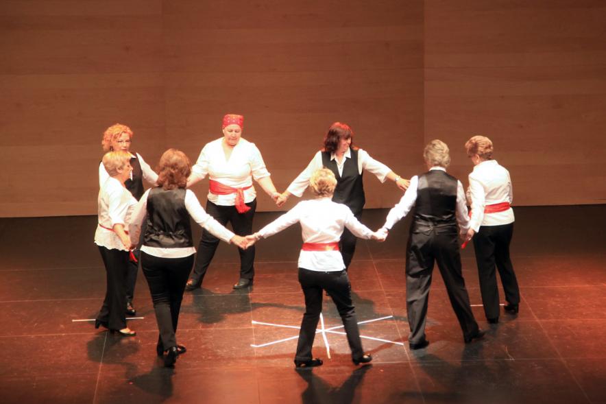Semana del Mayor 2016 - Presentación del Programa del Mayor 2016-17 - Actuación grupo de mayores en el escenario.