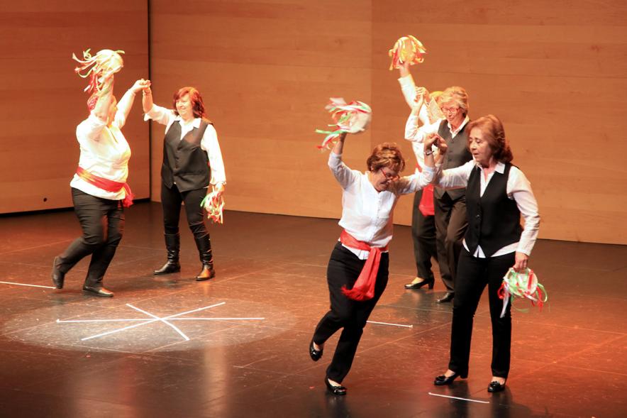 Semana del Mayor 2016 - Presentación del Programa del Mayor 2016-17 - Actuación grupo de mayores en el escenario.