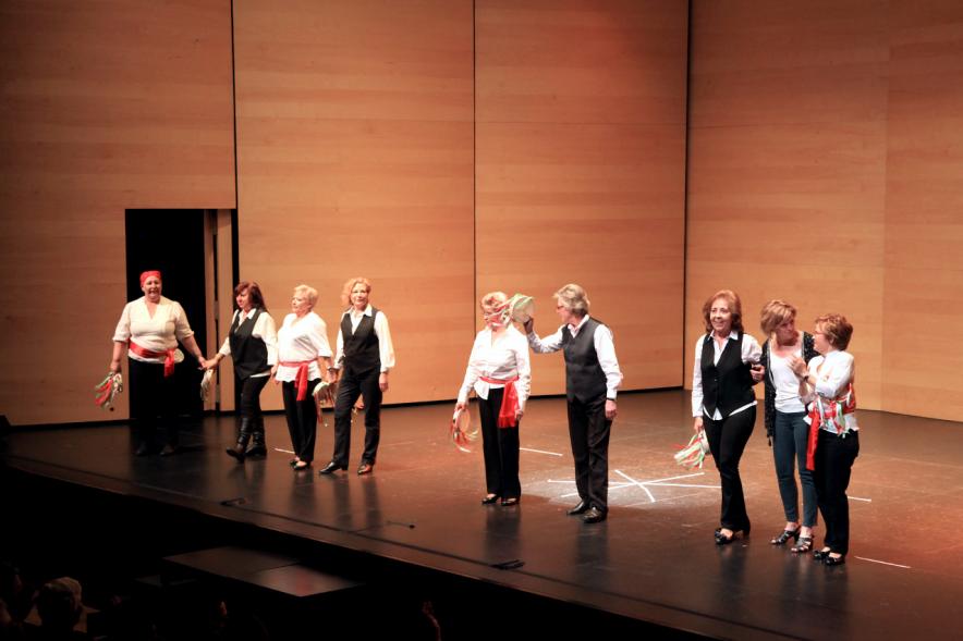 Semana del Mayor 2016 - Presentación del Programa del Mayor 2016-17 - Actuación grupo de mayores en el escenario.
