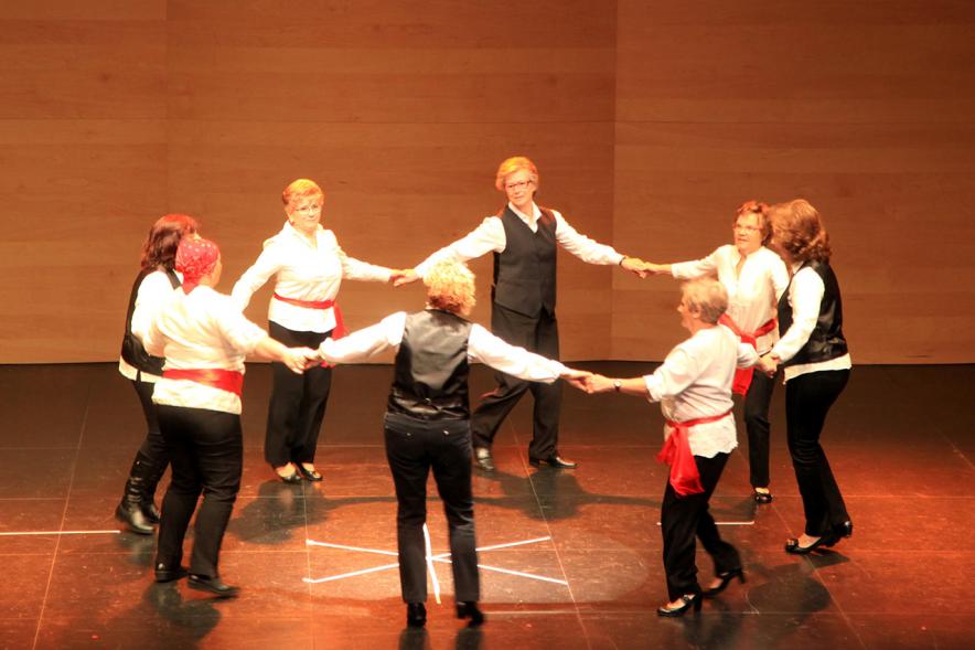 Semana del Mayor 2016 - Presentación del Programa del Mayor 2016-17 - Actuación grupo de mayores en el escenario.