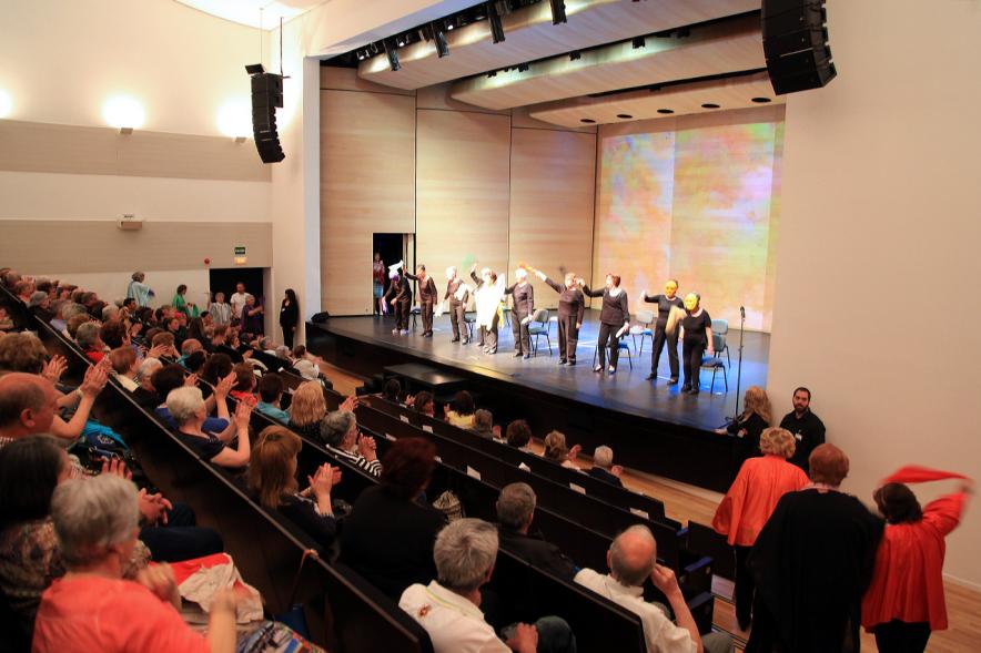 Semana del Mayor 2016 - Presentación del Programa del Mayor 2016-17 - Actuación grupo de mayores en el escenario.
