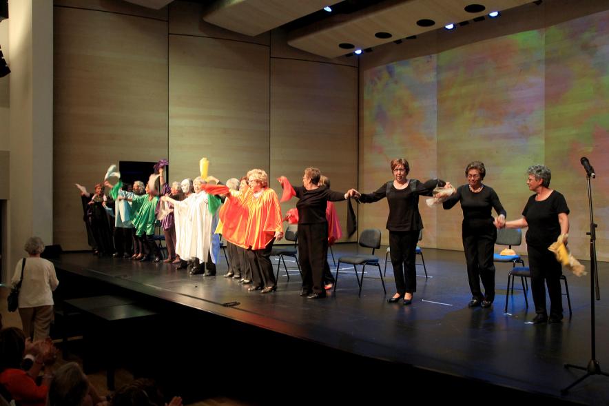 Semana del Mayor 2016 - Presentación del Programa del Mayor 2016-17 - Actuación grupo de mayores en el escenario.