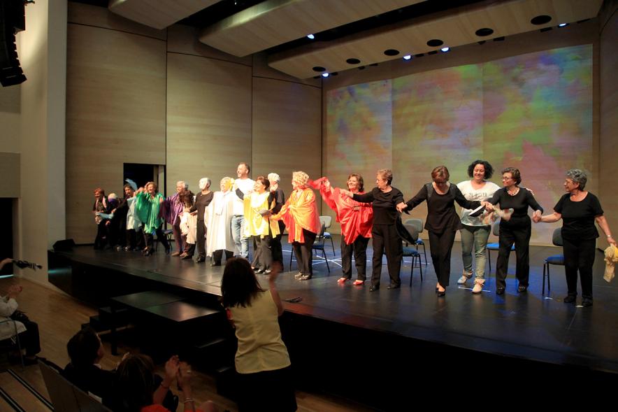 Semana del Mayor 2016 - Presentación del Programa del Mayor 2016-17 - Actuación grupo de mayores en el escenario.
