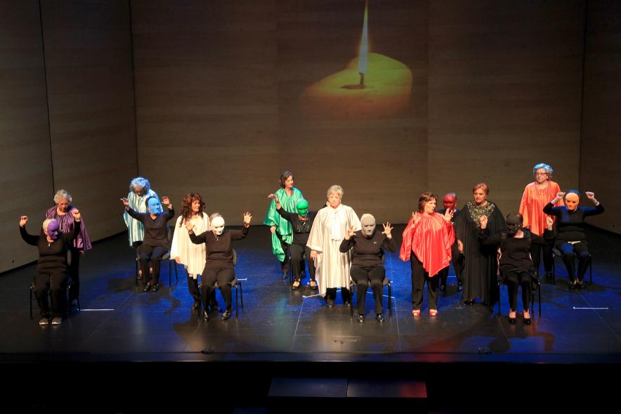 Semana del Mayor 2016 - Presentación del Programa del Mayor 2016-17 - Actuación grupo de mayores en el escenario.