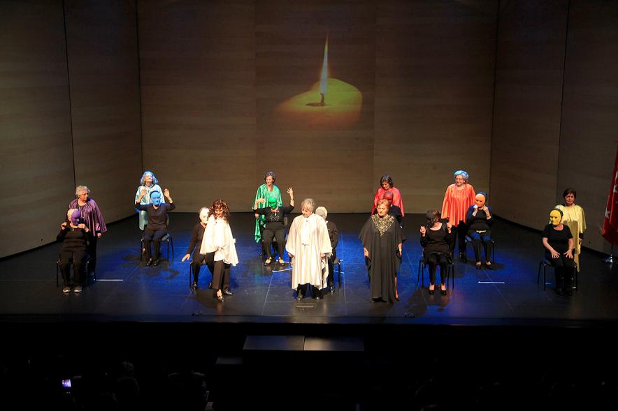 Semana del Mayor 2016 - Presentación del Programa del Mayor 2016-17 - Actuación grupo de mayores en el escenario.