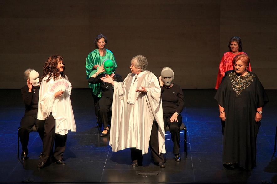 Semana del Mayor 2016 - Presentación del Programa del Mayor 2016-17 - Actuación grupo de mayores en el escenario.