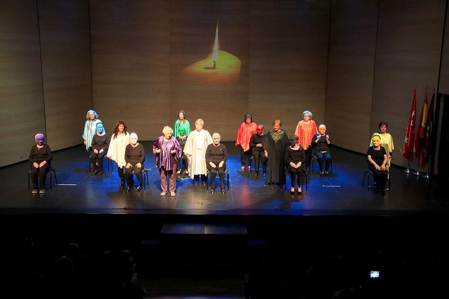 Semana del Mayor 2016 - Presentación del Programa del Mayor 2016-17 - Actuación grupo de mayores en el escenario.