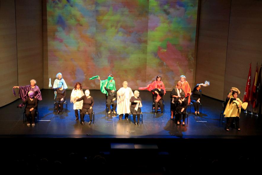 Semana del Mayor 2016 - Presentación del Programa del Mayor 2016-17 - Actuación grupo de mayores en el escenario.