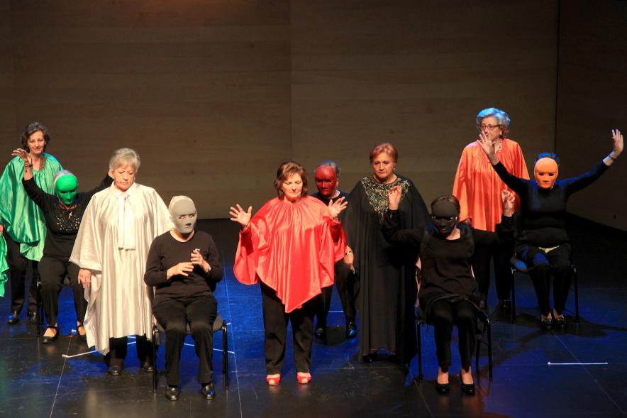 Semana del Mayor 2016 - Presentación del Programa del Mayor 2016-17 - Actuación grupo de mayores en el escenario.
