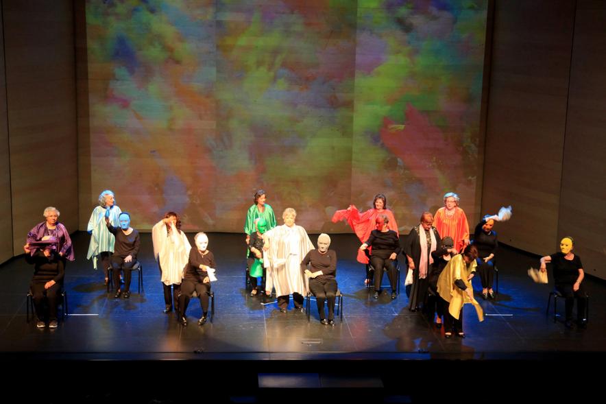 Semana del Mayor 2016 - Presentación del Programa del Mayor 2016-17 - Actuación grupo de mayores en el escenario.