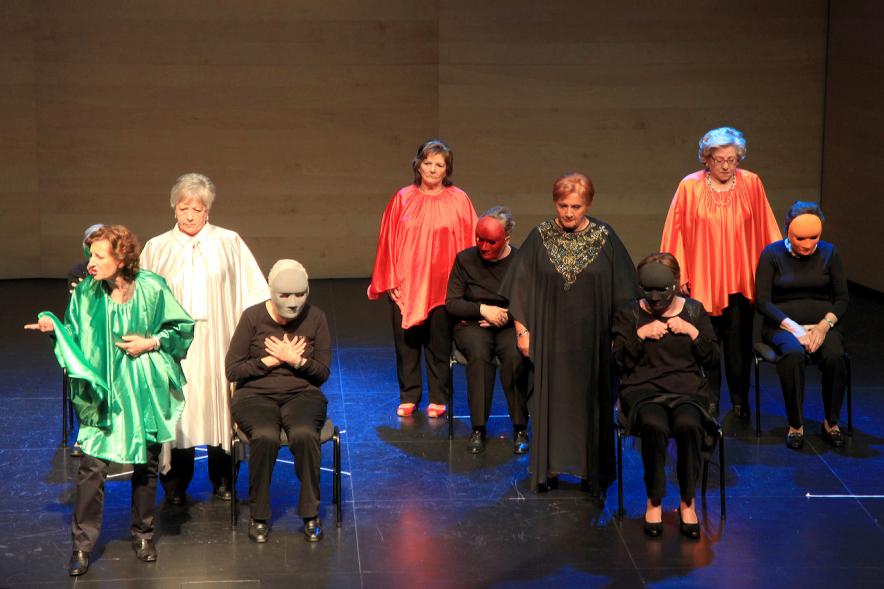 Semana del Mayor 2016 - Presentación del Programa del Mayor 2016-17 - Actuación grupo de mayores en el escenario.