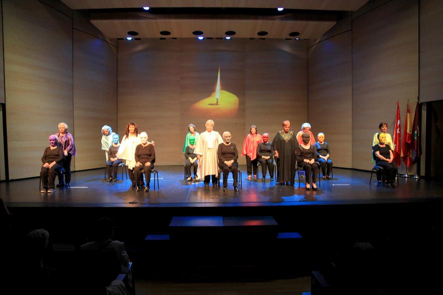 Semana del Mayor 2016 - Presentación del Programa del Mayor 2016-17 - Actuación grupo de mayores en el escenario.