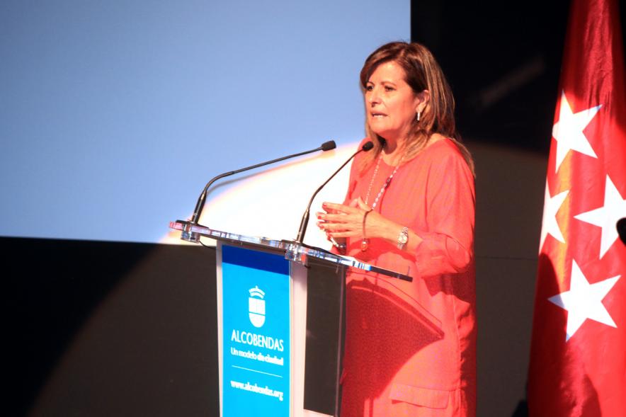 Semana del Mayor 2016 - Presentación del Programa del Mayor 2016-17 - Discurso de oradora del acto en el escenario.