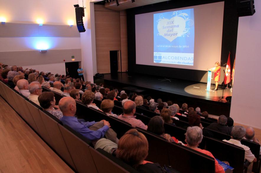 Semana del Mayor 2016 - Presentación del Programa del Mayor 2016-17 - Vista general del público asistente al acto durante discurso.
