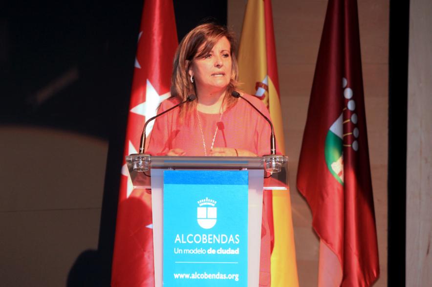 Semana del Mayor 2016 - Presentación del Programa del Mayor 2016-17 - Discurso de oradora del acto en el escenario.