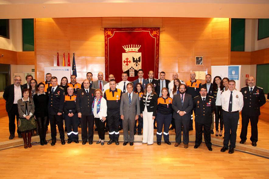 Entrega de Medallas al Mérito de Protección Civil - Imagen de grupo de todos dos premiados con el alcalde García de Vinuesa.