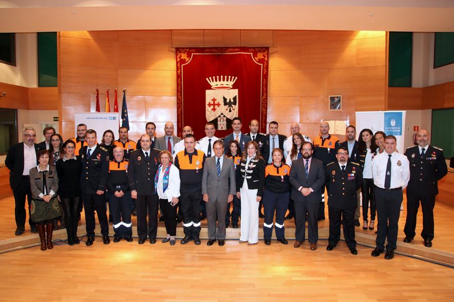 Entrega de Medallas al Mérito de Protección Civil - Imagen de grupo de todos los premiados con el alcalde García de Vinuesa.