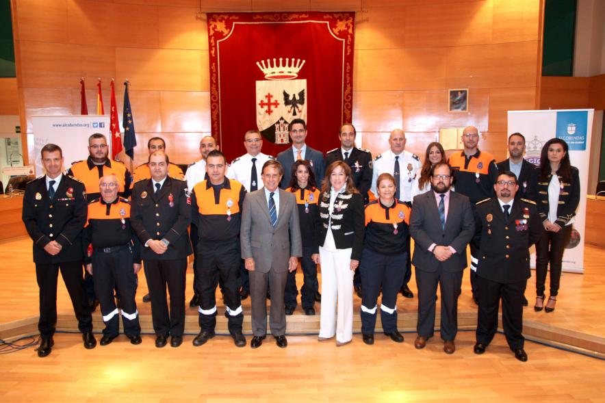 Entrega de Medallas al Mérito de Protección Civil - Imagen de grupo de todos los premiados con el alcalde García de Vinuesa.