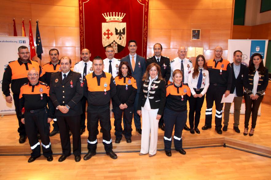 Entrega de Medallas al Mérito de Protección Civil - Imagen de grupo de todos dos premiados con una autoridad.
