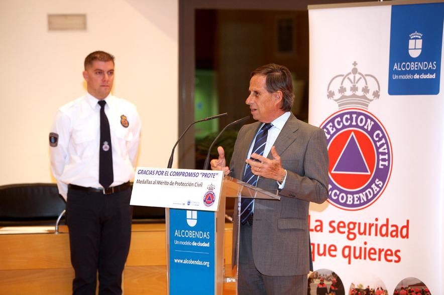 Entrega de Medallas al Mérito de Protección Civil - Imagen del alcalde García de Vinuesa dirigiéndose al público asistente. 