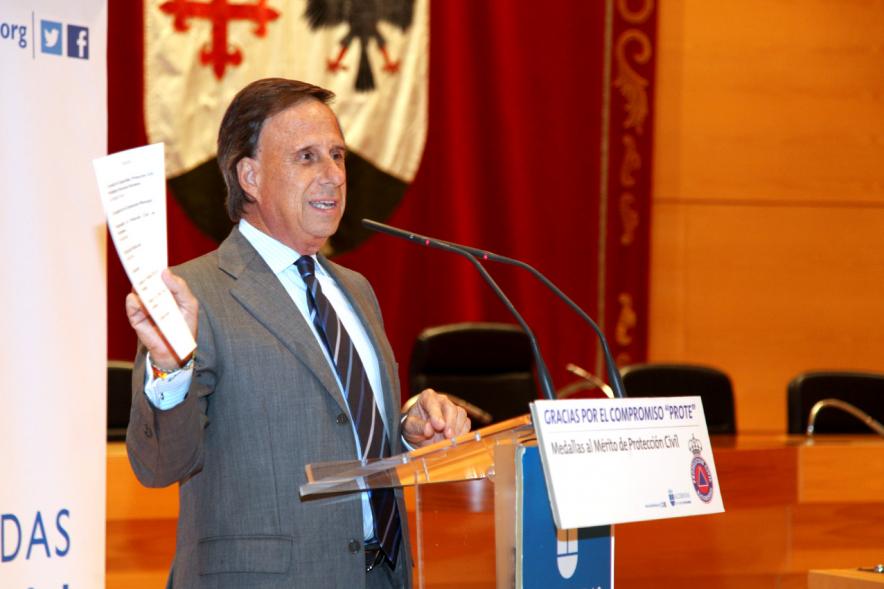 Entrega de Medallas al Mérito de Protección Civil - Imagen del alcalde García de Vinuesa dirigiéndose al público asistente. 