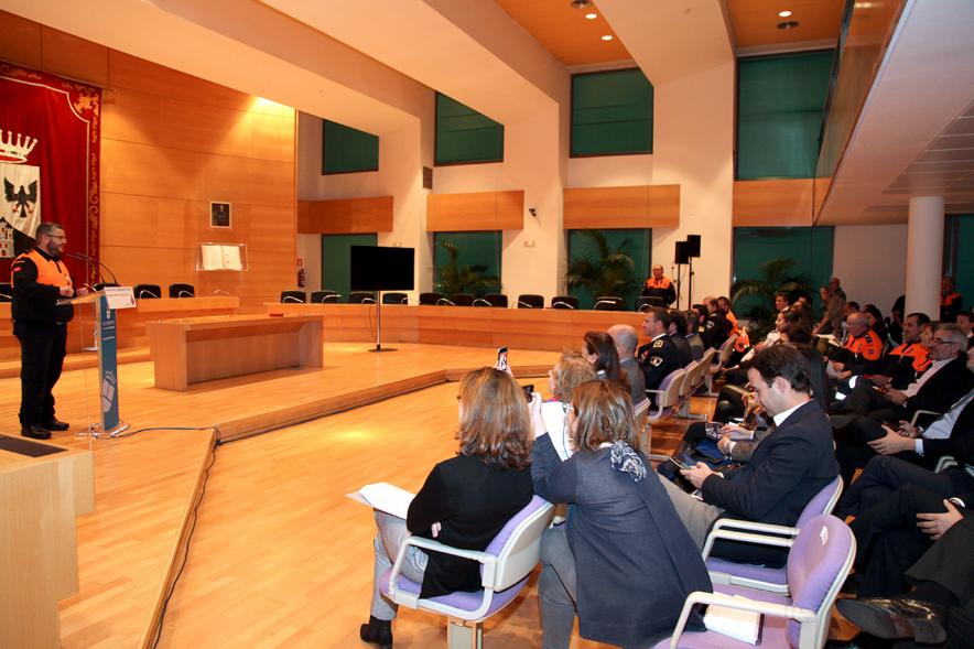 Entrega de Medallas al Mérito de Protección Civil - Imagen de un miembro de un protección civil dirigiéndose al público asistente. 