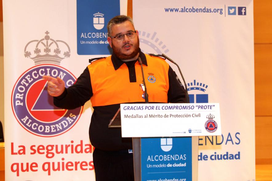 Entrega de Medallas al Mérito de Protección Civil - Imagen de un miembro de un protección civil dirigiéndose al público asistente. 