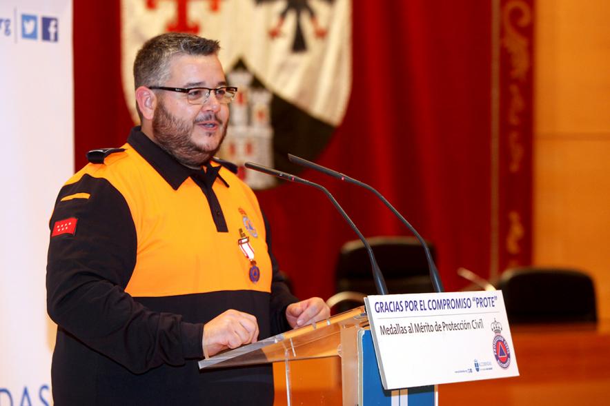 Entrega de Medallas al Mérito de Protección Civil - Imagen de un miembro de un protección civil dirigiéndose al público asistente. 